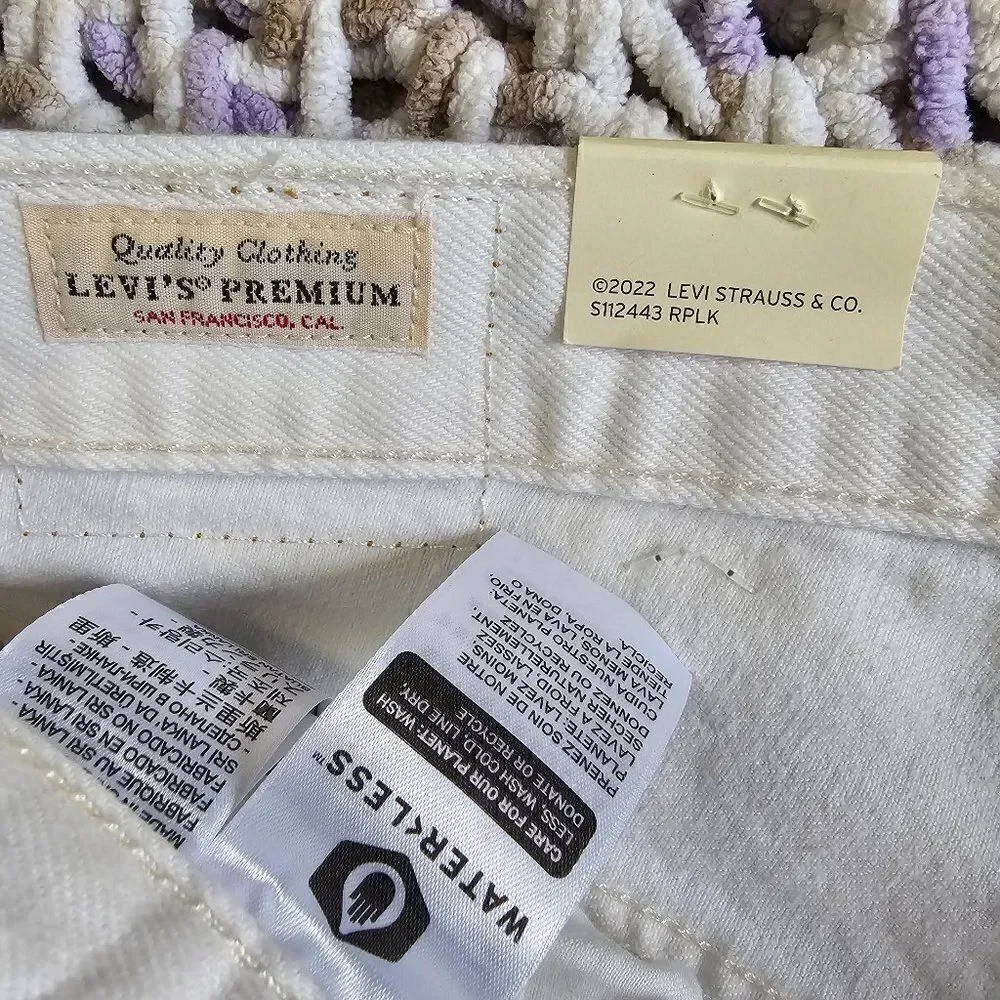 NWT LEVI'S PREMUIM WHITE RAW HEM DESTROYED SHORTS SIZE 31 WOMENS